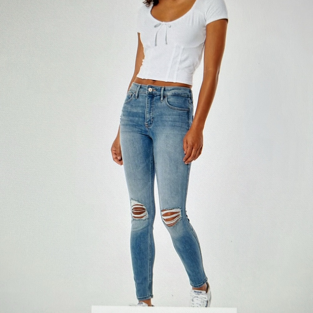 Hollister High-Rise Ripped Light Wash Supper Skinny Soft Stretch Jeans! Size 1 S